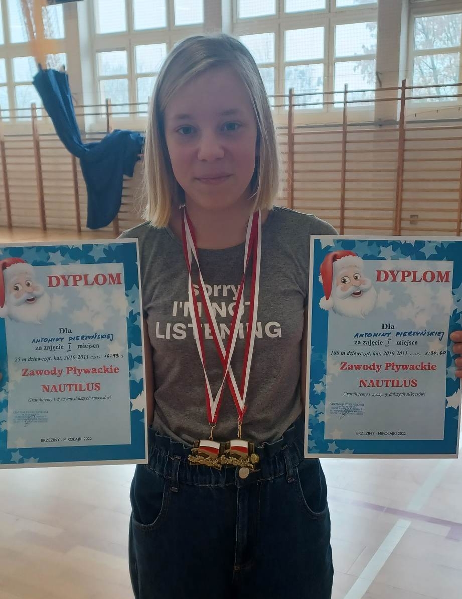 Antonina Pierzyńska z medalami i dyplomami