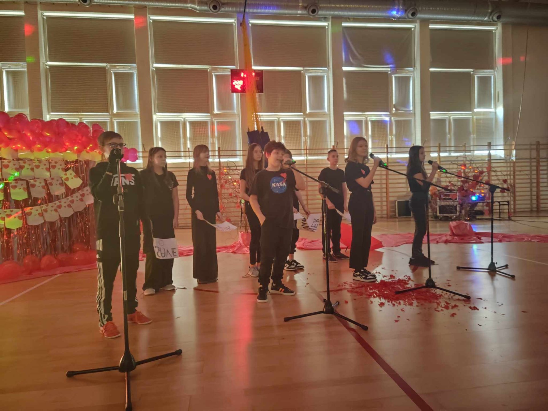 uczniowie spiewający piosenkę podczas konkursu walentynkowego piosenki angielskiej