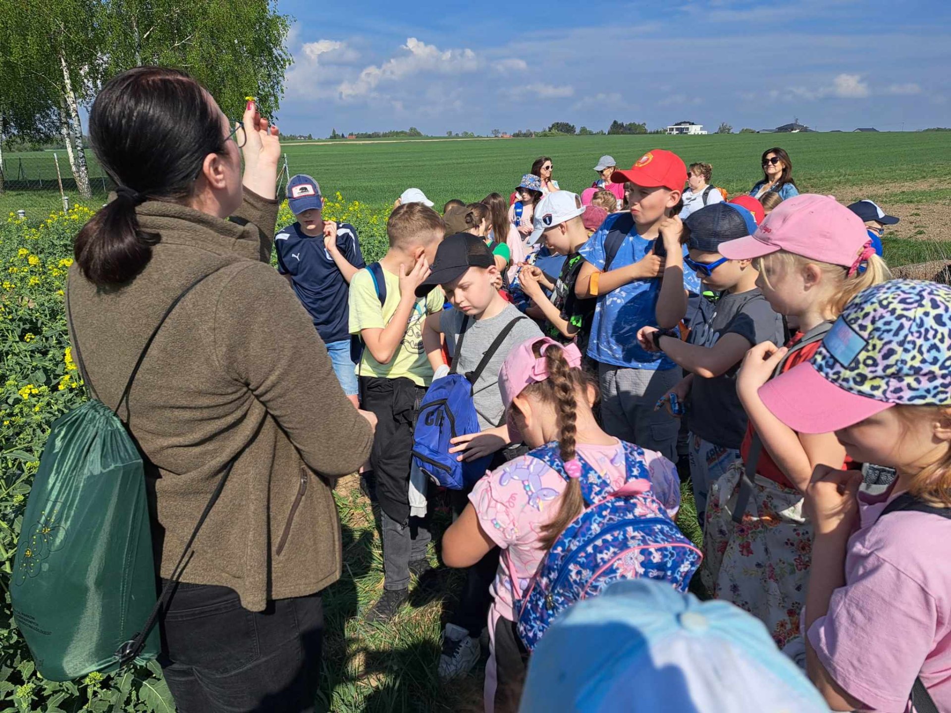 Uczniowie podczas rajdu z okazji Dnia Ziemi